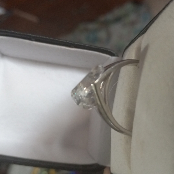 925Ring size 8 silver band with  clear  triangler shaped stone - Picture 6 of 11